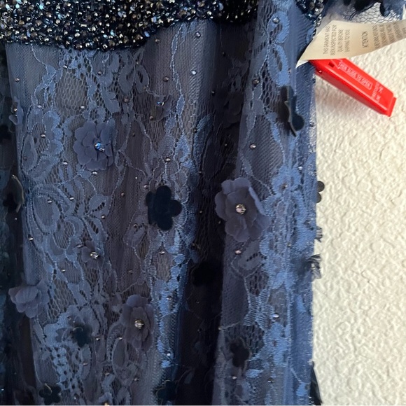 MacDuggal 67712 Midnight Floral Appliqué VNeck Flutter Sleeve Lace Gown NWT - Picture 5 of 9